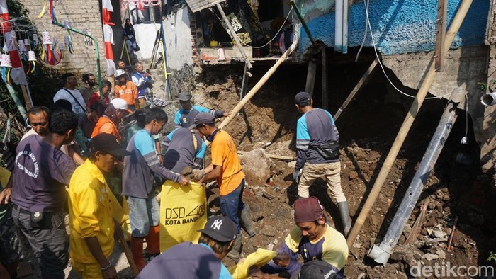 Petugas sedang membersihkan material rumah yang ambruk di Sukaluyu, Kota Bandung.