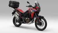 Pilihan warna baru Honda Africa Twin 2025 ini hanya tersedia untuk pasar Eropa. Di benua biru, Honda Africa Twin ditawarkan dalam varian standar dan varian Adventure Sports ES. Honda Africa Twin varian tertinggi menggunakan  sistem transmisi Dual Clutch Transmission (DCT) dan suspensi yang dikontrol secara elektronik. Foto: Dok. Honda