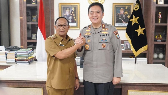 Pj Gubernur Riau saat bertemu Irjen Mohammad Iqbal (Foto: Dok Diskominfotik Riau)