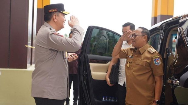 Pj Gubernur Riau saat bertemu Irjen Mohammad Iqbal (Foto: Dok Diskominfotik Riau)
