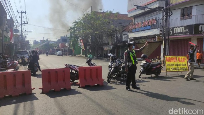 Polisi alihkan arus lalu lintas saat kebakaran di Pasar Krian