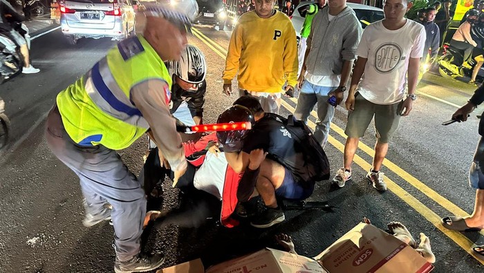 Polisi evakuasi jasad Sukarma di lokasi kejadian, Senin (19/8/2024). (Dok Polresta Denpasar).