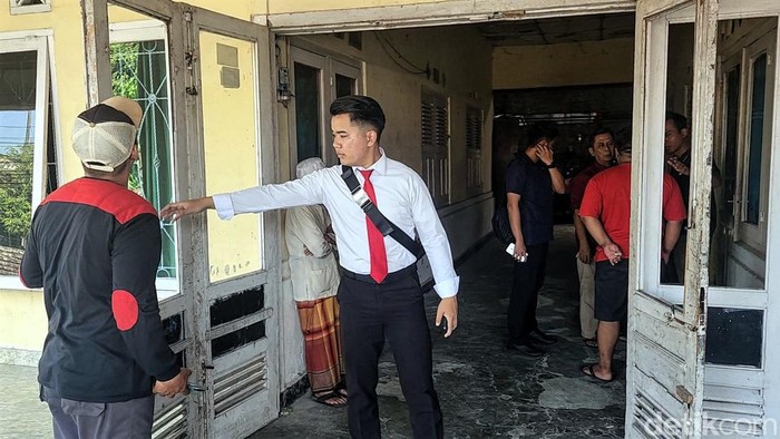 Polisi (kemeja putih) memeriksa TKP perusakan gerombolan pemotor di Kampung Nagrog.