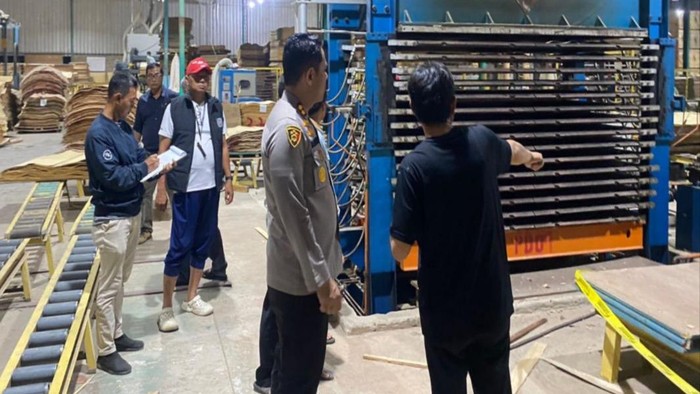 Pria di Lubuklinggau, Bayu Anggara (22) tewas ditusuk rekan kerjanya, Hendra Jaya (30). Diketahui, mereka sempat cekcok hingga berkelahi. Namun karena pelaku tersinggung, maka nekat menusuk korban.
