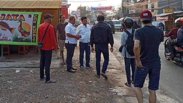 Polisi mengecek lokasi hotel yang dipalak  preman di sebuah kotel di Jalan Raya Parung Serab, Ciledug.