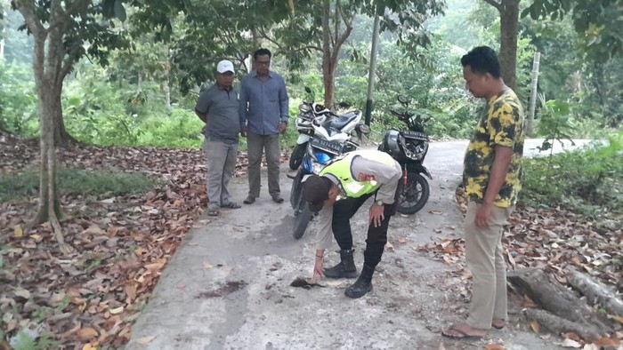 Polisi saat melakukan olah TKP di lokasi pembegalan dan penembakan sopir pikap di Ogan Ilir.