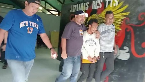 Polisi saat menangkap Jutra Hendrik Mekolie, pelaku pencurian laptop dan Hp di Hotel Bahagia II, Kota Soe, Kabupaten TTS, NTT, Senin (19/8/2024) siang. (Dok. Polres TTS).