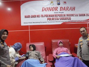 Polwan Polresta Sidoarjo Donorkan Darah Sambut HUT ke-76