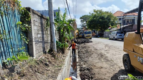 Pembangunan saluran drainase di kawasan Jalan Pura Demak, Denpasar, Bali pada beberapa waktu lalu.