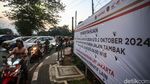 Potret Jalan Sultan Agung Macet dan Jalan Tambak Ditutup Imbas Proyek LRT