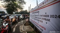 Sementara itu sebuah pemberitahuan penutupan Jalan Tambak terpajang di kawasan Pasar Rumput.