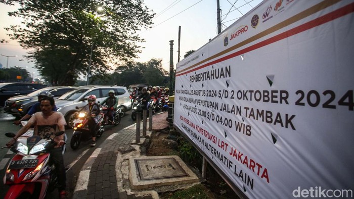 Proyek LRT Jakarta Bikin Jalan Sultan Agung Macet dan Jalan Tambak Ditutup Kemacetan parah terjadi di Jalan Sultan Agung, Jakarta, akibat adanya proyek LRT Jakarta. Rencananya Jalan Tambak Jakpus juga akan ditutup terkait proyek ini.