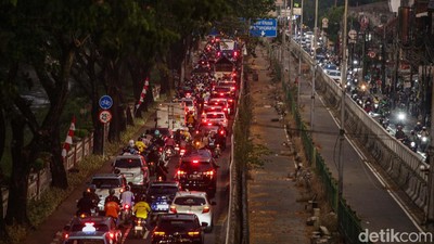 Potret Jalan Sultan Agung Macet dan Jalan Tambak Ditutup Imbas Proyek LRT