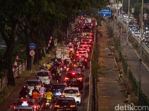 Potret Jalan Sultan Agung Macet dan Jalan Tambak Ditutup Imbas Proyek LRT