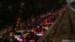 Potret Jalan Sultan Agung Macet dan Jalan Tambak Ditutup Imbas Proyek LRT