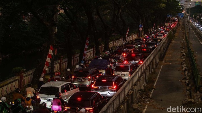 Proyek LRT Jakarta Bikin Jalan Sultan Agung Macet dan Jalan Tambak Ditutup Kemacetan parah terjadi di Jalan Sultan Agung, Jakarta, akibat adanya proyek LRT Jakarta. Rencananya Jalan Tambak Jakpus juga akan ditutup terkait proyek ini.