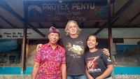 Untuk bisa melihat penyu-penyu ini dan belajar tentang mereka, traveleer hanya perlu membayar Rp 20 ribu saja (untuk domestik) dan Rp 40 ribu (untuk mancanegara). Tiket ini berlaku untuk seminggu, jadi kamu bisa bolak-balik datang ke sini selama satu minggu.