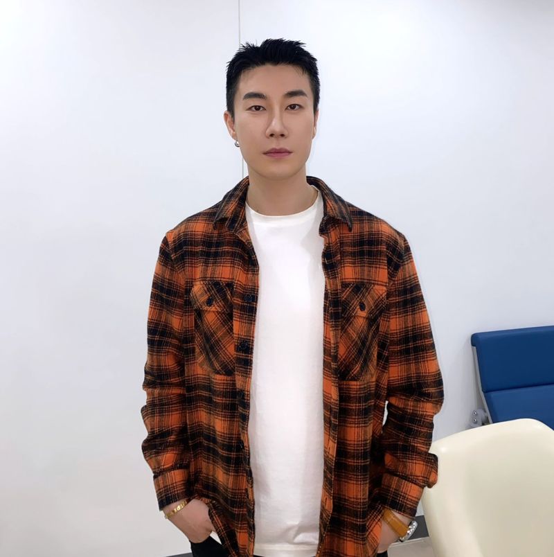 Rapper Korea San E Minta Maaf Pukul Pejalan Kaki Pakai HP, Ditangkap Polisi
