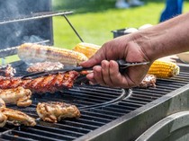 5 Cara Detoks Alami Biar Perut Nggak Begah usai Kalap Makan Bakar-bakaran