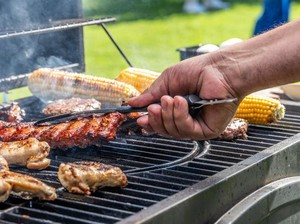 5 Cara Detoks Alami Biar Perut Nggak Begah usai Kalap Makan Bakar-bakaran