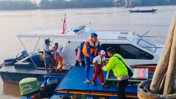 Satpolairud Polres Muba dan Polsek Lalan bantu sembrangkan warga akibat Jembatan Lalan Ambruk.
