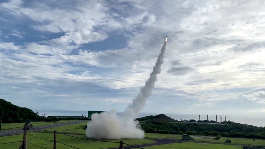 Sebuah rudal standar ditembakkan dari sistem rudal permukaan-ke-udara Patriot PAC-2 selama latihan militer di Pingtung, Taiwan, Selasa (20/8/2024). (REUTERS)