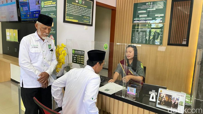 Sekretaris DPC PKB Klaten Gus Marzuki bersama jajaran pengurus partai mendatangi PN Klaten, menyerahkan SK kepengurusan periode 2021-2026, Selasa (20/8/2024).