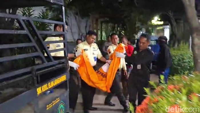 Seorang wanita bernama Karni (40), warga Dukuh Karangsari, Desa Wlahar, Kecamatan Larangan, Brebes, ditemukan tewas dengan kondisi badan tinggal separuh.
