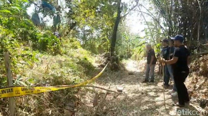Seorang wanita bernama Karni (40), warga Dukuh Karangsari, Desa Wlahar, Kecamatan Larangan, Brebes, ditemukan tewas dengan kondisi badan tinggal separuh.