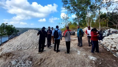 Tim dari Pemkab Klungkung saat sidak proyek vila milik WN Australia, Selasa (20/8/2024). (foto : dok I Ketut Gede Arjaya).