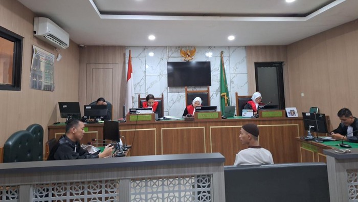 Sidang kasus penipuan dan penggelapan terhadap Taruna Akademi Militer (Akmil), AH, dengan terdakwa Yoga Prasetyo (24).