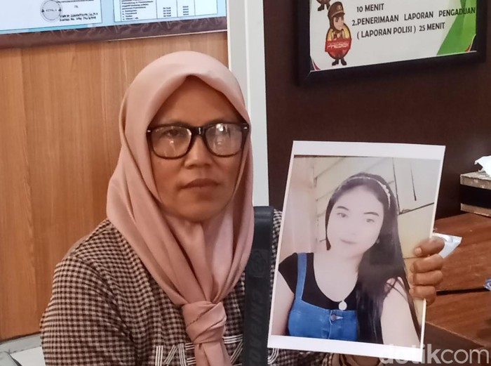 Tiara Putri (18) dilaporkan kabur dari rumahnya di Palembang. Sebelum kabur, ia tak diizinkan pergi liburan ke Bandung, Jawa Barat oleh orang tuanya.