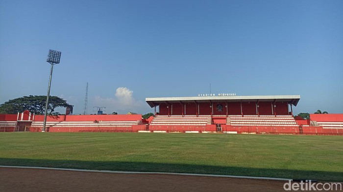 Rumput Stadion Soepriadi Blitar dikeluhkan Arema FC