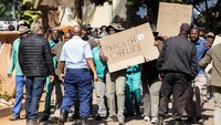 Staf kebun binatang Pretoria melakukan aksi protes di Pretoria, Afrika Selatan, Senin (19/8/2024).