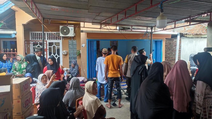 Suasana rumah duka Bayu Anggara (22) yang tewas ditusuk rekan kerjanya sendiri
