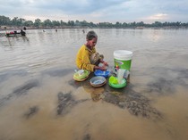 Sumur Mengering, Warga Muaro Jambi Manfaatkan Sungai yang Keruh