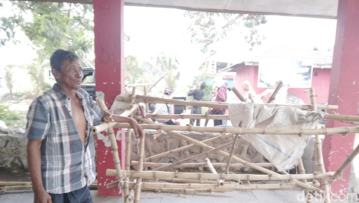 Suparman di depan rumpon miliknya