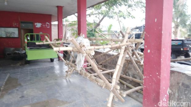 Suparman di depan rumpon miliknya