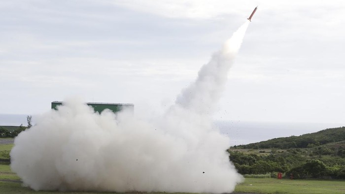 A MIM-104C (PAC-2) Patriot short-range anti-aircraft missile is launched during a drill in Pingtung County, Southern Taiwan, Tuesday, Aug. 20, 2024. (AP Photo/Chiang Ying-ying)