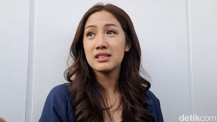 Tamara Tyasmara dengan mata sembab setelah menghadiri sidang pembunuhan Dante.