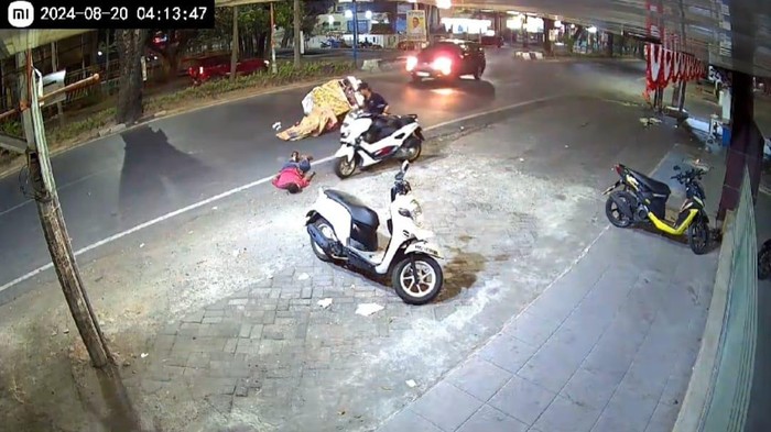 Tangkapan layar CCTV saat pemulung di Makassar ditabrak lari pemotor.