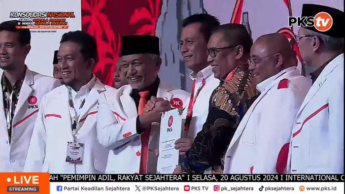 Tangkapan layar penyerahan dukungan rekomendasi untuk pilkada Kepri yang diserahkan oleh Presiden PKS, Ahmad Saiku kepada pasangan Ansar-Nyanyang.(Istimewa)