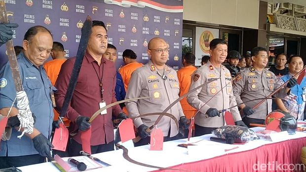 Suasana konferensi pers tawuran antargeng yang menewaskan 1 orang di Mapolres Batang, Selasa (20/8/2024).