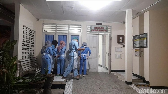 Tim Labfor Polda Jateng autopsi ungkap penyebab kematian Karni di Brebes, Selasa (20/8/2025).