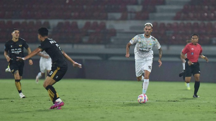 Tyrone del Pino di laga Dewa United vs Persib Bandung.