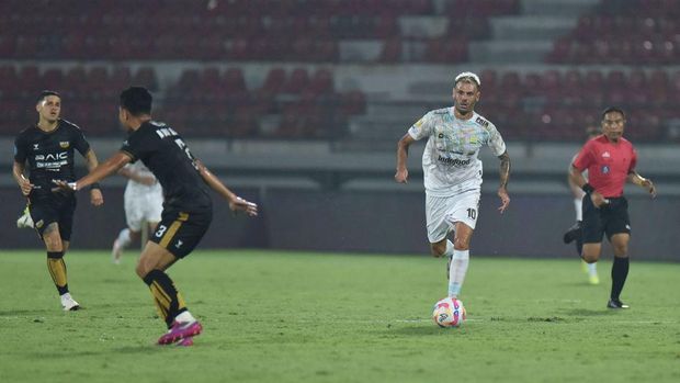 Tyrone del Pino di laga Dewa United vs Persib Bandung.
