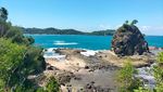 Jelajah Pantai Watu Lumbung, Hamparan Batunya Sangat Eksotis