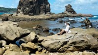 Berpose di bebatuan pantai Watu Lumbung
