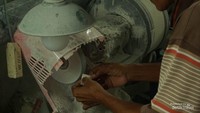 Melihat langsung proses olah cinderamata