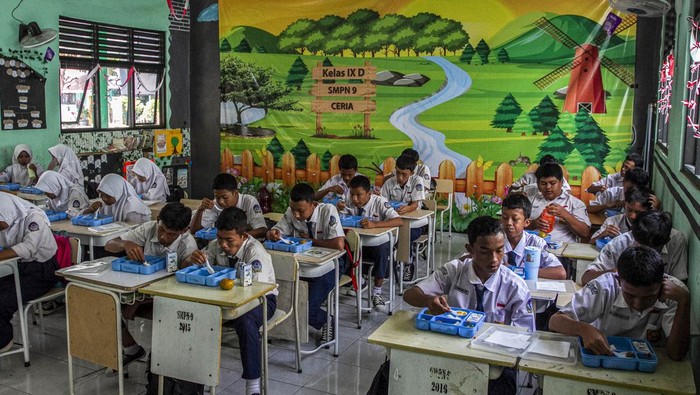 Siswa menyantap makanan saat mengikuti uji coba makan bergizi gratis di SMPN 9 Cilegon, Kota Cilegon, Banten, Selasa (20/8/2024). Pemerintah Kota Cilegon melakukan uji coba program makan bergizi gratis yang dilaksanakan di 23 sekolah tingkat SD dan SMP dari 19 hingga 23 Agustus 2024 dengan melibatkan 10.314 siswa sebagai upaya memenuhi asupan makanan bergizi sesuai standar kesehatan nasional serta mempersiapkan generasi emas Indonesia. ANTARA FOTO/Angga Budhiyanto/gp/nym.